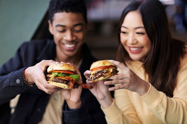 Junge Erwachsene, die Essen genießen