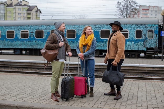 Junge Erwachsene, die im Winter reisen