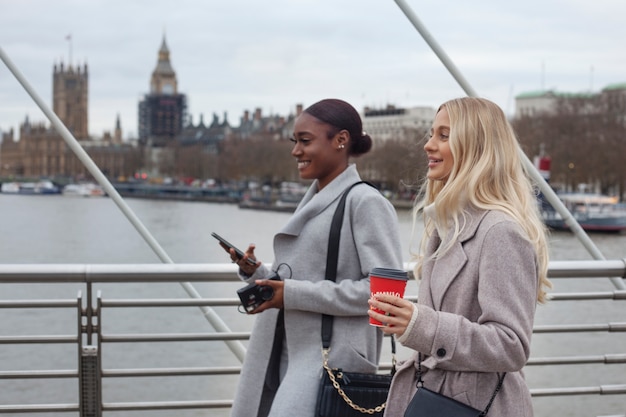 Kostenloses Foto junge erwachsene, die in london reisen