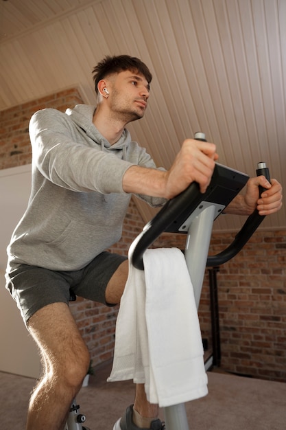 Kostenloses Foto junge erwachsene, die zu hause sport treiben