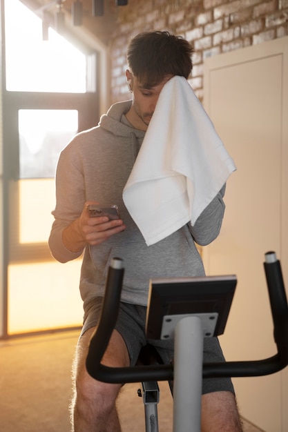 Kostenloses Foto junge erwachsene, die zu hause sport treiben