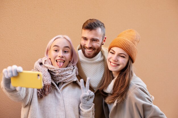 Junge Erwachsene, die zusammen Spaß haben