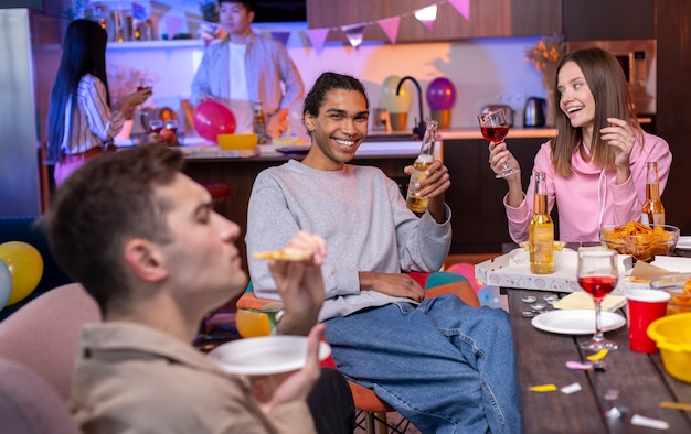 Junge Erwachsene feiern zu Hause