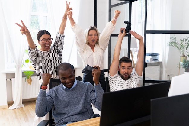 Junge erwachsene Freunde, die Spaß beim Spielen von Videospielen haben