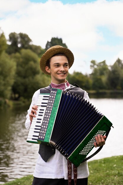 Junge Erwachsene haben Spaß beim Volkstanz