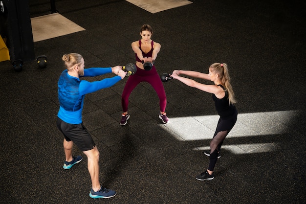 Junge Erwachsene im Sportstudio mit Kettlebells