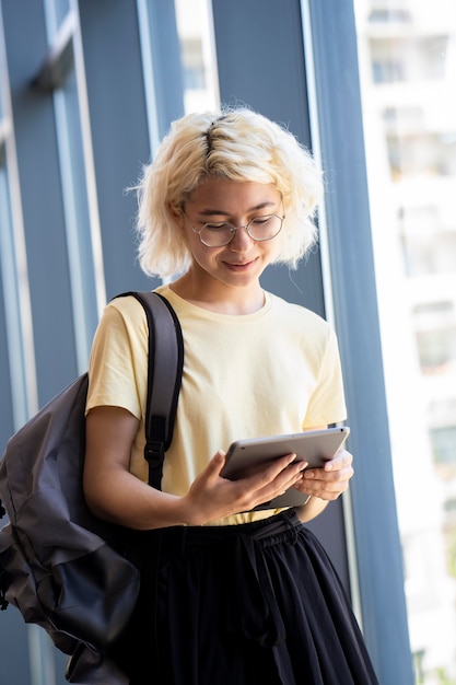 Junge Erwachsene mit ihrem digitalen Tablet