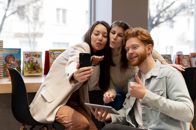 Kostenloses Foto junge erwachsene mit social-media-sucht