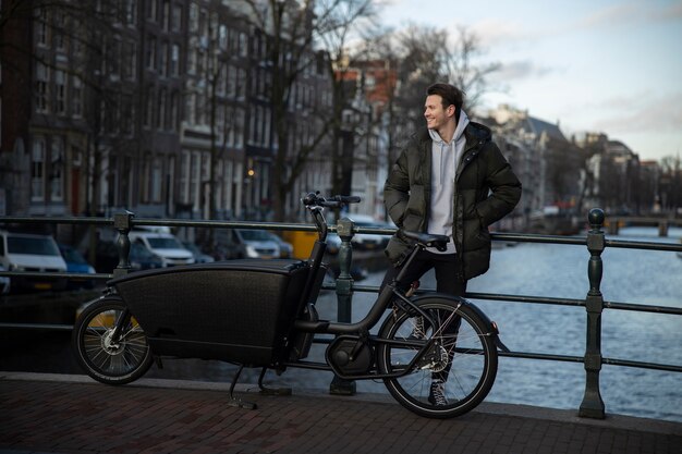 Junge Erwachsene nutzen nachhaltige Mobilität