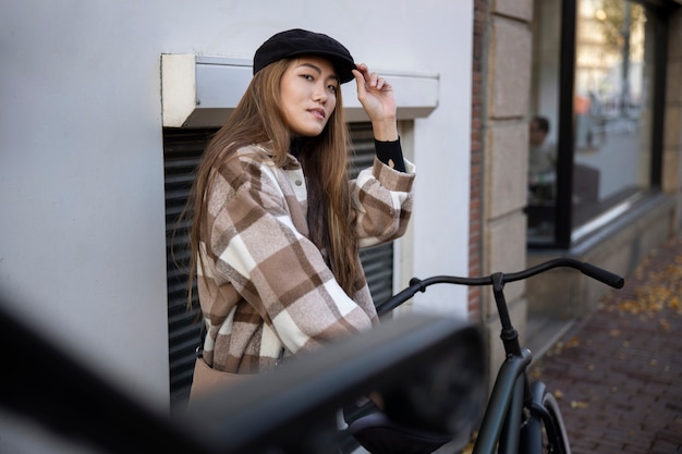 Kostenloses Foto junge erwachsene nutzen nachhaltige mobilität