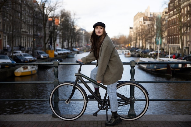 Junge Erwachsene nutzen nachhaltige Mobilität