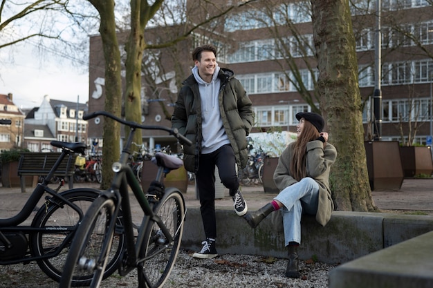 Kostenloses Foto junge erwachsene nutzen nachhaltige mobilität