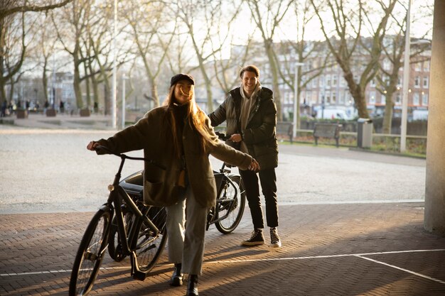 Junge Erwachsene nutzen nachhaltige Mobilität