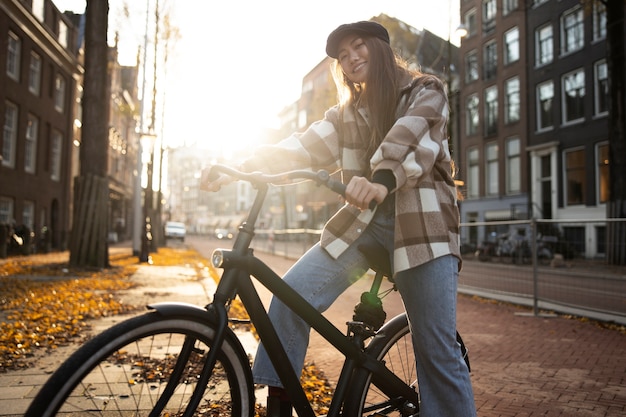 Kostenloses Foto junge erwachsene nutzen nachhaltige mobilität