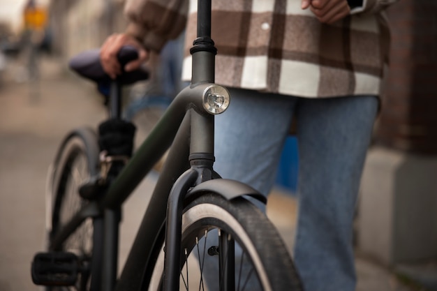 Junge Erwachsene nutzen nachhaltige Mobilität