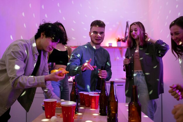 Junge Erwachsene spielen Bierpong