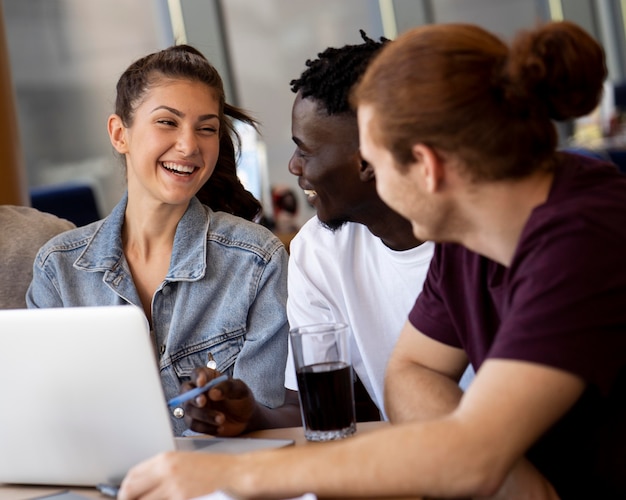 Kostenloses Foto junge erwachsene treffen sich zum studieren