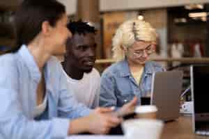 Kostenloses Foto junge erwachsene treffen sich zum studieren