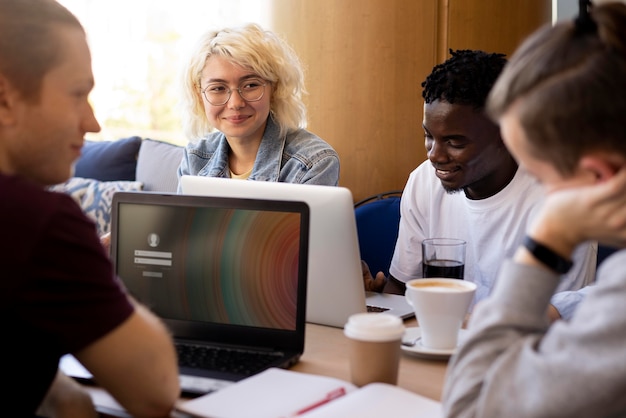 Junge Erwachsene treffen sich zum Studieren