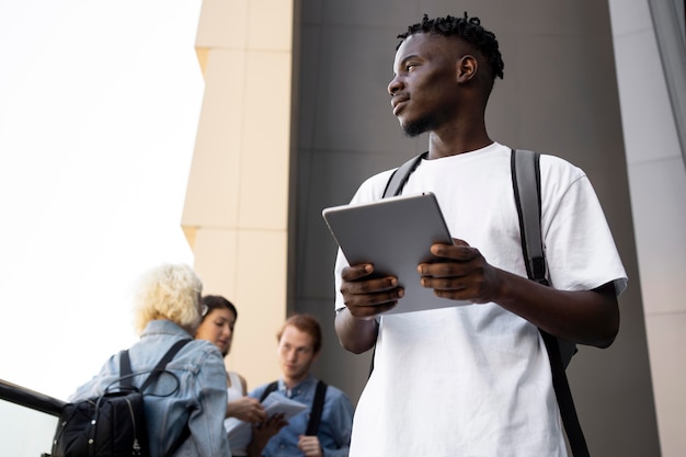 Kostenloses Foto junge erwachsene treffen sich zum studieren