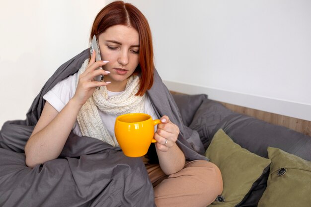 Junge Erwachsene zu Hause, die an einer Krankheit leiden