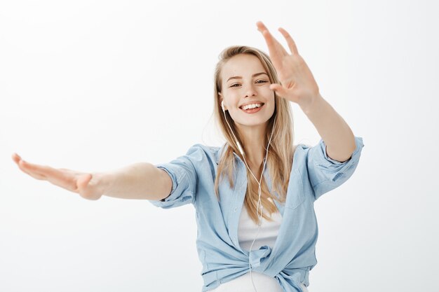 Junge europäische Frau mit blonden Haaren