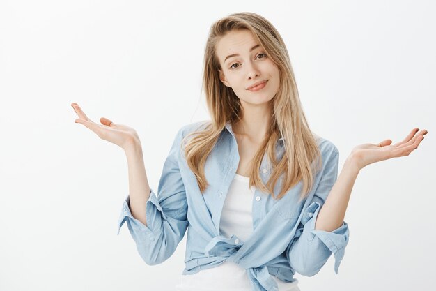 Junge europäische Frau mit blonden Haaren