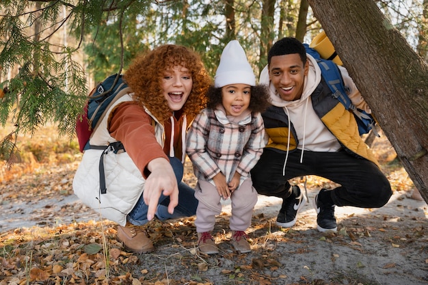 Junge Familie, die Ausflüge genießt