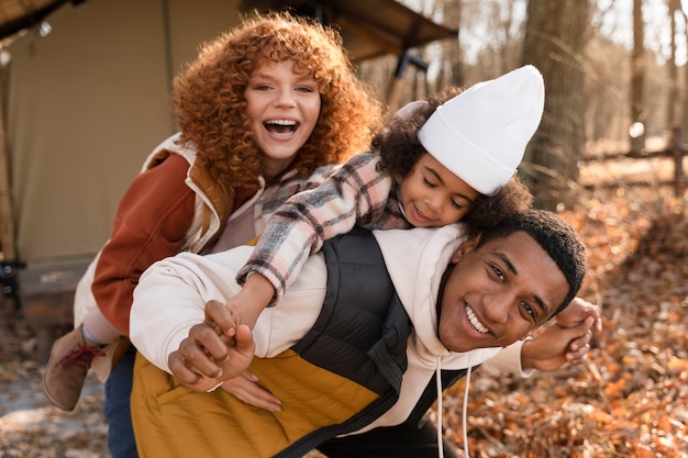 Kostenloses Foto junge familie, die ausflüge genießt