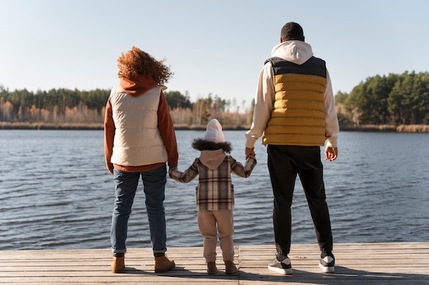 Junge Familie, die Ausflüge genießt