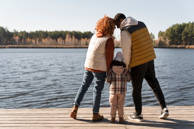 Junge Familie, die Ausflüge genießt