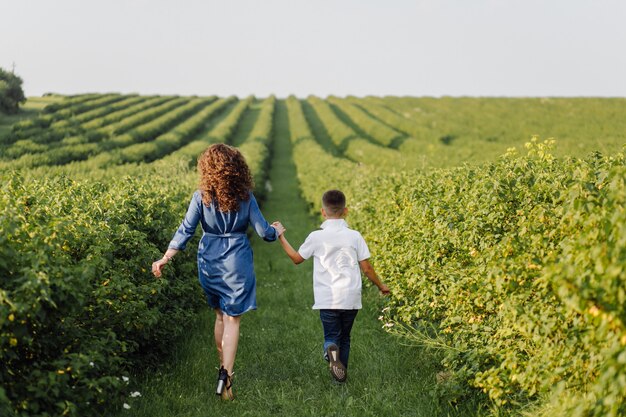 Junge Familie, die beim Gehen im Garten schaut