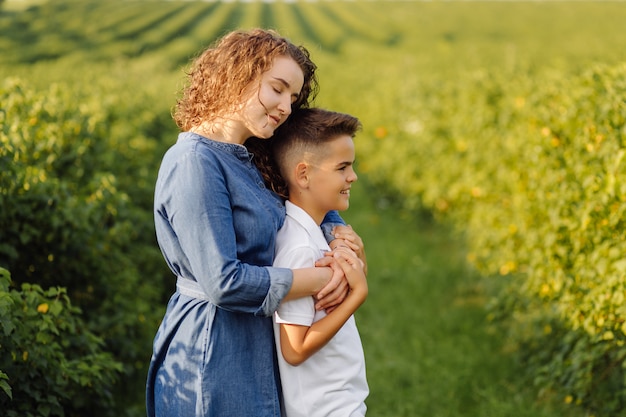 Junge familie, die beim gehen im garten schaut