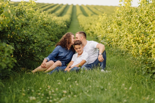 Junge Familie, die beim Gehen im Garten schaut