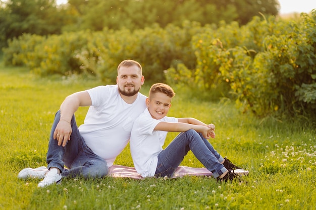 Junge Familie, die beim Gehen im Garten schaut