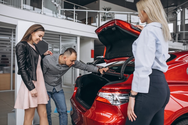 Junge familie, die ein auto kauft