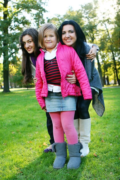 Junge Familie, die gesunden Spaziergang durch Herbstpark macht