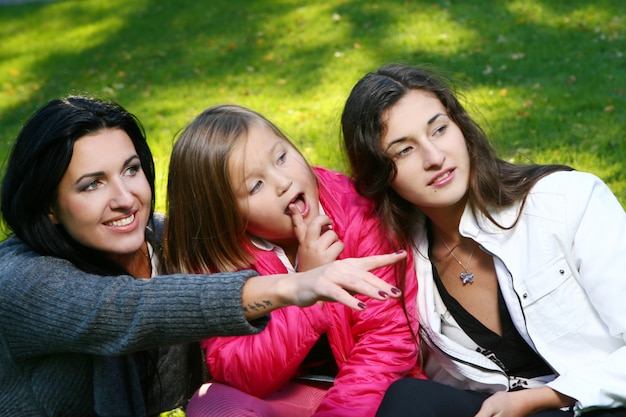 Junge Familie, die gesunden Spaziergang durch Herbstpark macht