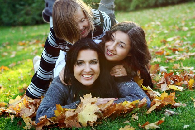 Junge Familie, die gesunden Spaziergang durch Herbstpark macht