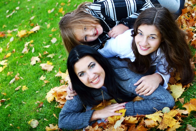 Junge Familie, die gesunden Spaziergang durch Herbstpark macht