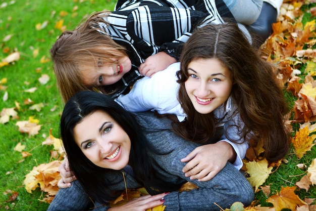 Junge Familie, die gesunden Spaziergang durch Herbstpark macht