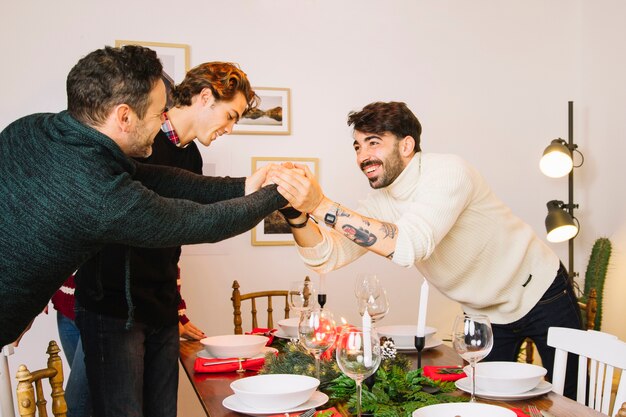 Junge Familie, die Weihnachtsabendessen hat