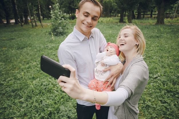 Junge Familie ein Foto in den Park