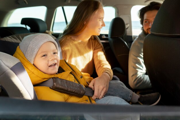 Junge Familie genießt ihre Reise