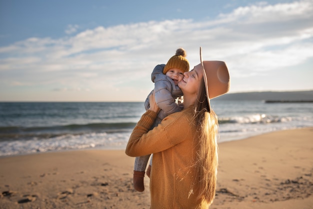 Kostenloses Foto junge familie genießt ihre reise