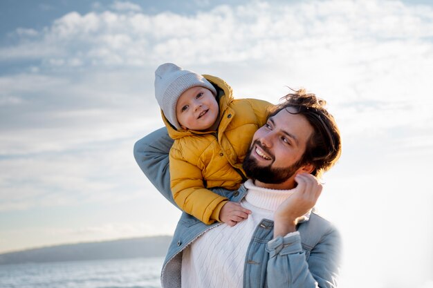 Junge Familie genießt ihre Reise