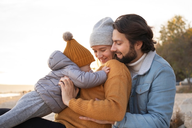 Kostenloses Foto junge familie genießt ihre reise