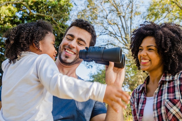 Junge Familie glücklich mit Fernglas