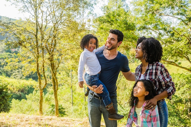 Kostenloses Foto junge familie im freien