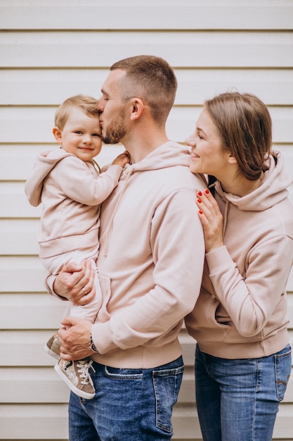 Kostenloses Foto junge familie mit ihrem kleinen babykind im park